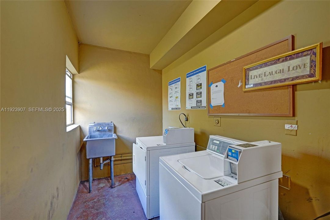 For Sale: $249,000 (2 beds, 2 baths, 945 Square Feet)