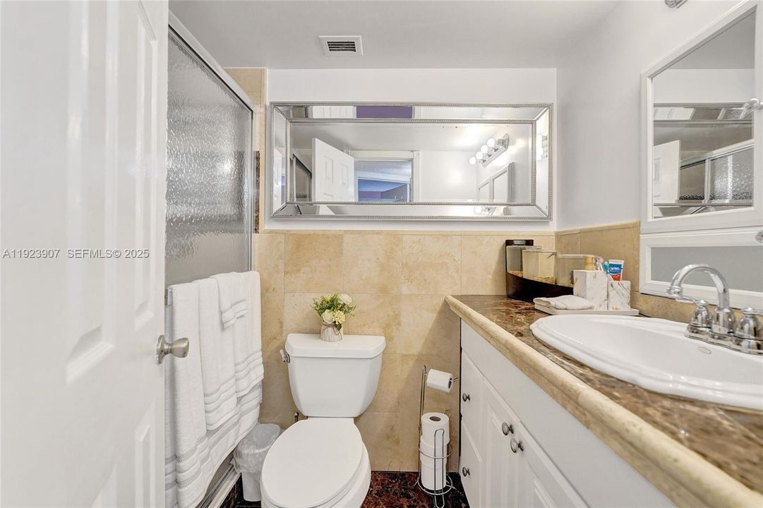 For Sale: $249,000 (2 beds, 2 baths, 945 Square Feet)