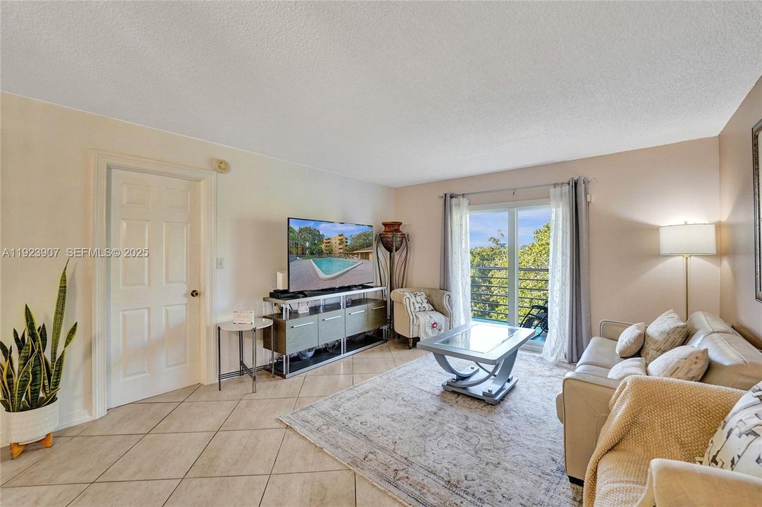 For Sale: $249,000 (2 beds, 2 baths, 945 Square Feet)