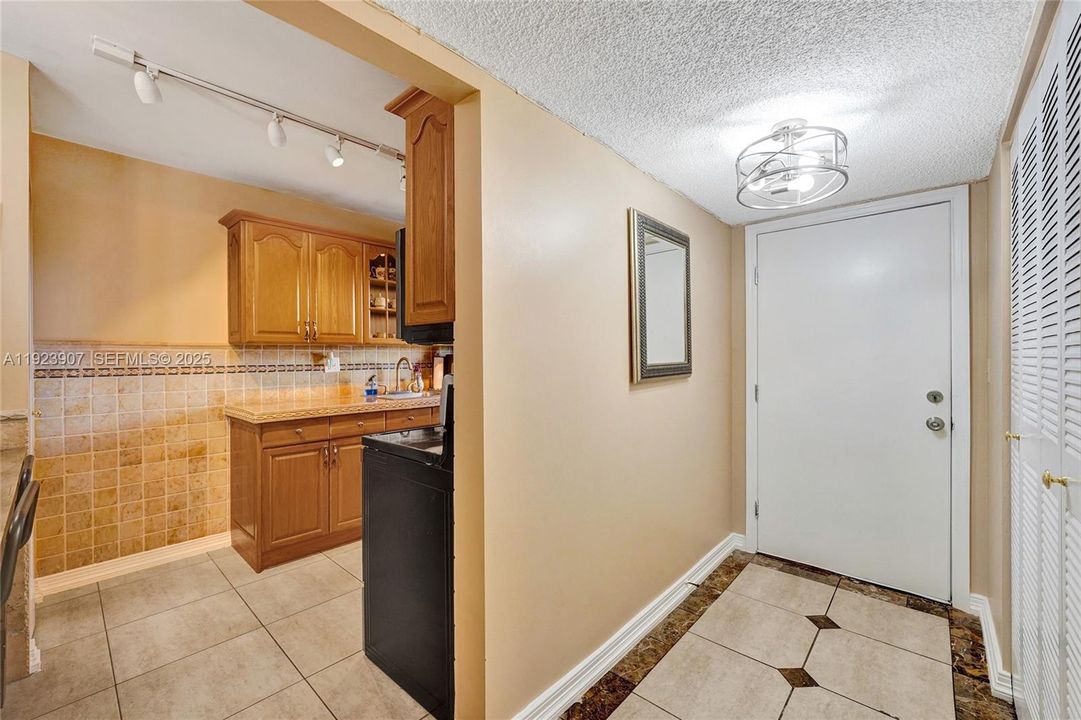 For Sale: $249,000 (2 beds, 2 baths, 945 Square Feet)