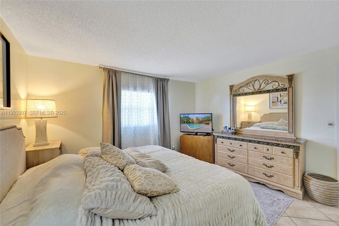 For Sale: $249,000 (2 beds, 2 baths, 945 Square Feet)