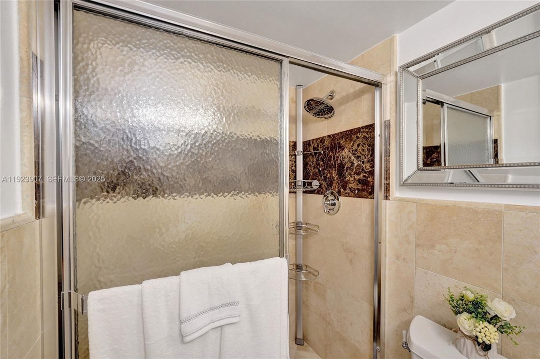 For Sale: $249,000 (2 beds, 2 baths, 945 Square Feet)