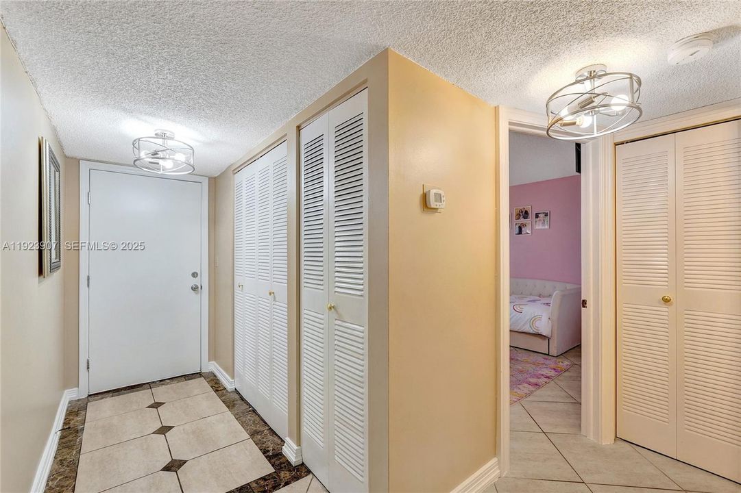 For Sale: $249,000 (2 beds, 2 baths, 945 Square Feet)