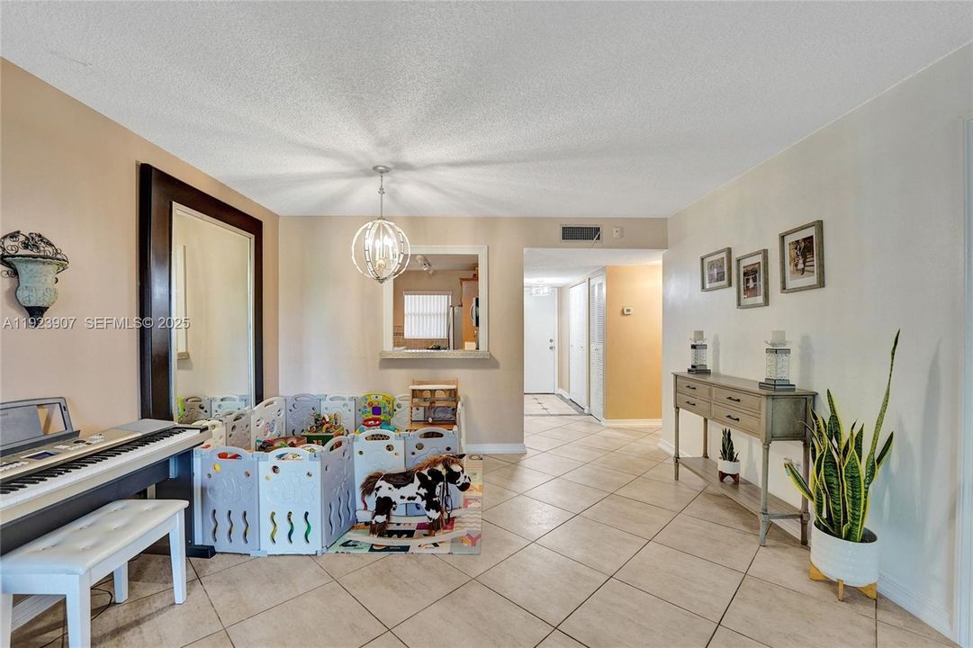 For Sale: $249,000 (2 beds, 2 baths, 945 Square Feet)