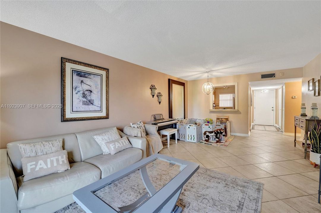 For Sale: $249,000 (2 beds, 2 baths, 945 Square Feet)