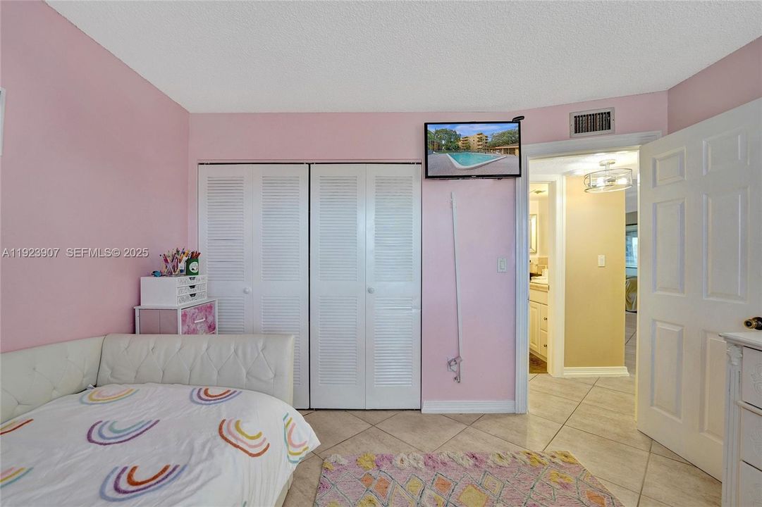 For Sale: $249,000 (2 beds, 2 baths, 945 Square Feet)