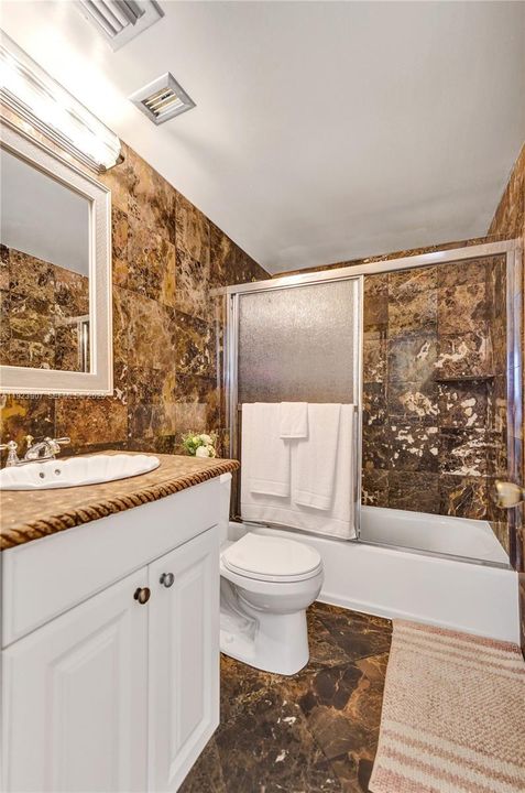 For Sale: $249,000 (2 beds, 2 baths, 945 Square Feet)