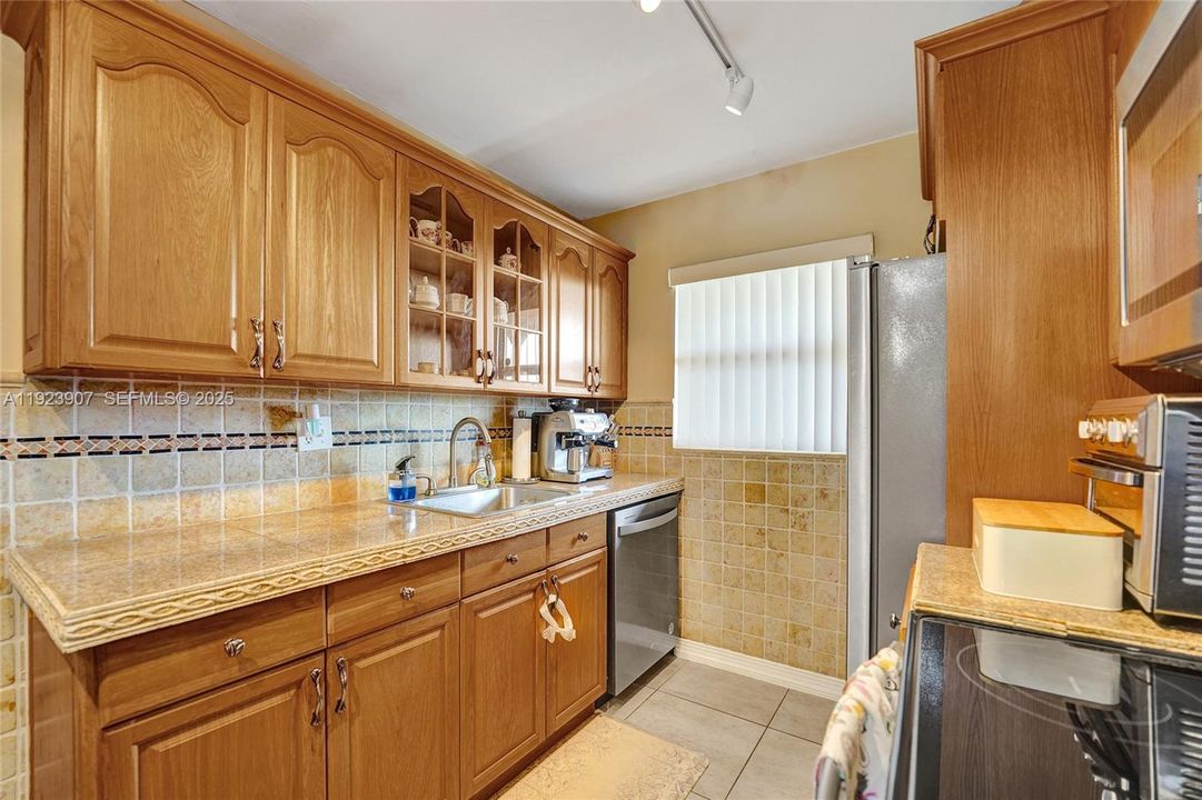 For Sale: $249,000 (2 beds, 2 baths, 945 Square Feet)