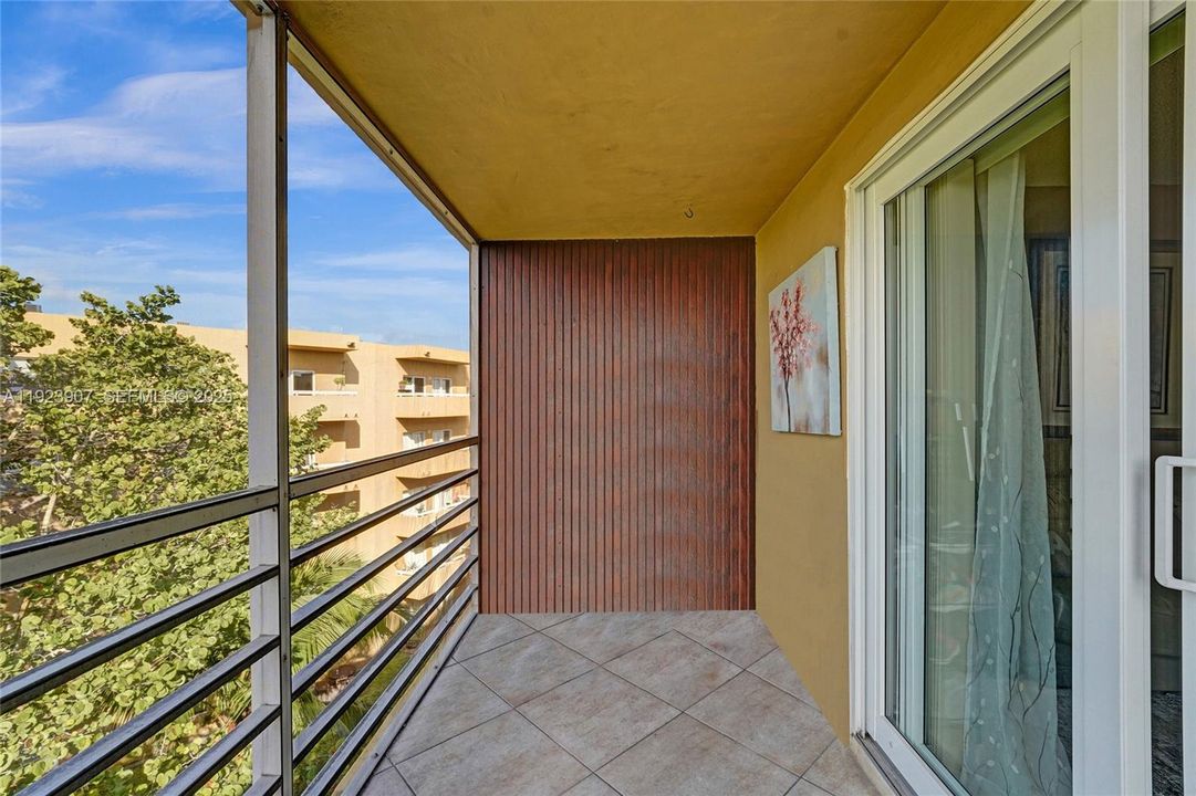 For Sale: $249,000 (2 beds, 2 baths, 945 Square Feet)