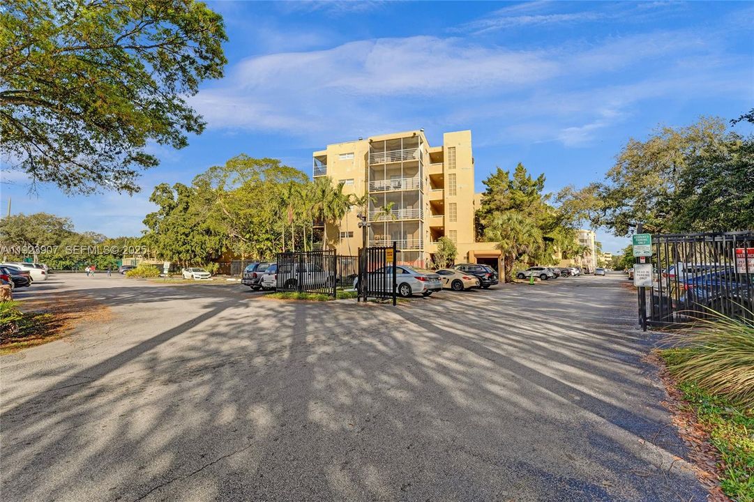 For Sale: $249,000 (2 beds, 2 baths, 945 Square Feet)