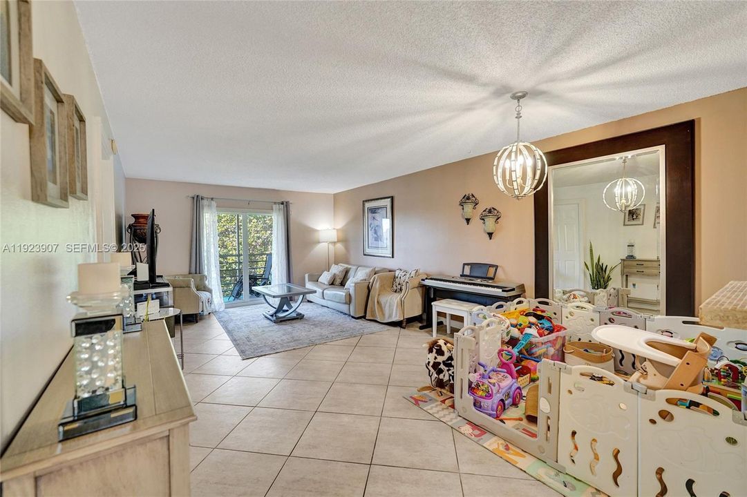 For Sale: $249,000 (2 beds, 2 baths, 945 Square Feet)