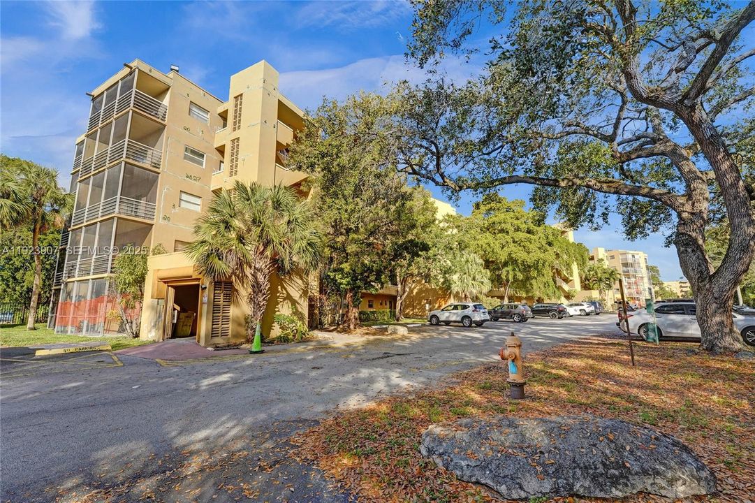 For Sale: $249,000 (2 beds, 2 baths, 945 Square Feet)