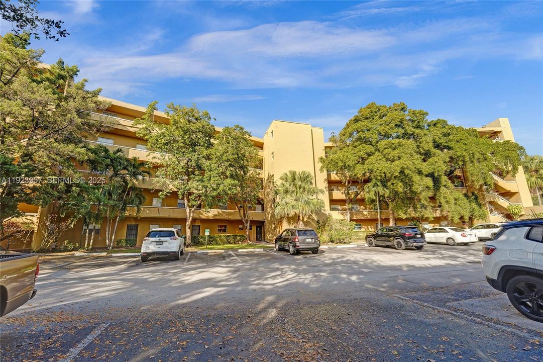 For Sale: $249,000 (2 beds, 2 baths, 945 Square Feet)