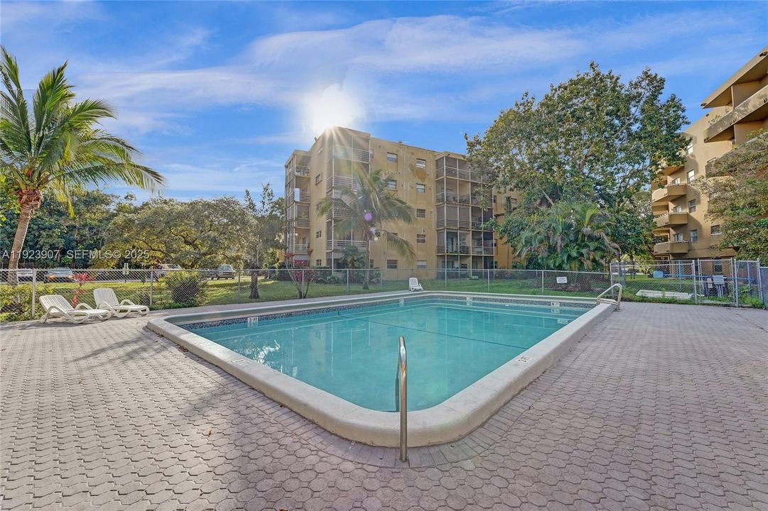 For Sale: $249,000 (2 beds, 2 baths, 945 Square Feet)