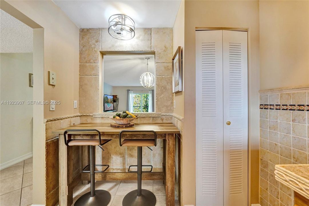 For Sale: $249,000 (2 beds, 2 baths, 945 Square Feet)