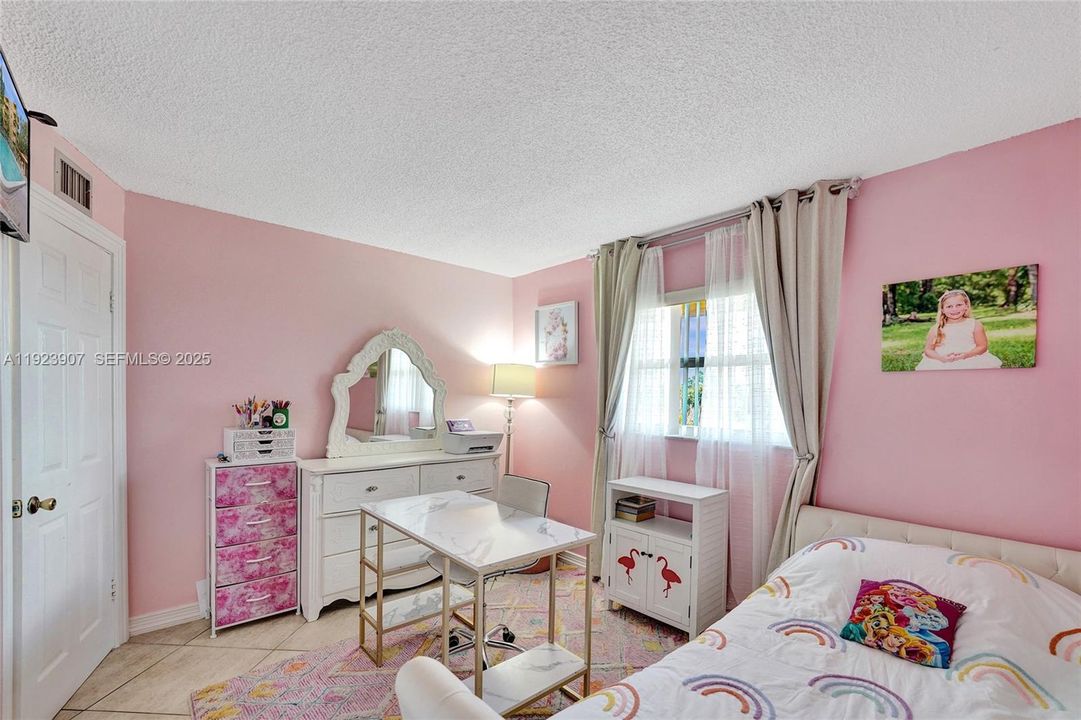 For Sale: $249,000 (2 beds, 2 baths, 945 Square Feet)