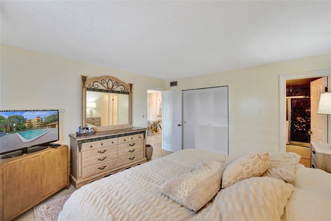 For Sale: $249,000 (2 beds, 2 baths, 945 Square Feet)