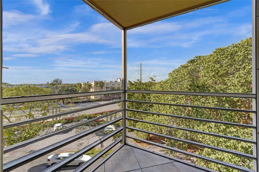 For Sale: $249,000 (2 beds, 2 baths, 945 Square Feet)