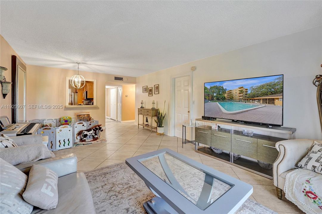 For Sale: $249,000 (2 beds, 2 baths, 945 Square Feet)