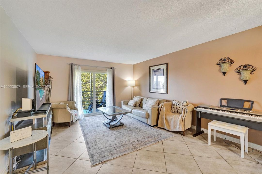 For Sale: $249,000 (2 beds, 2 baths, 945 Square Feet)