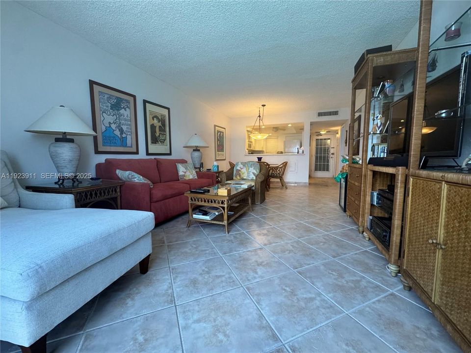 For Sale: $530,000 (1 beds, 1 baths, 820 Square Feet)