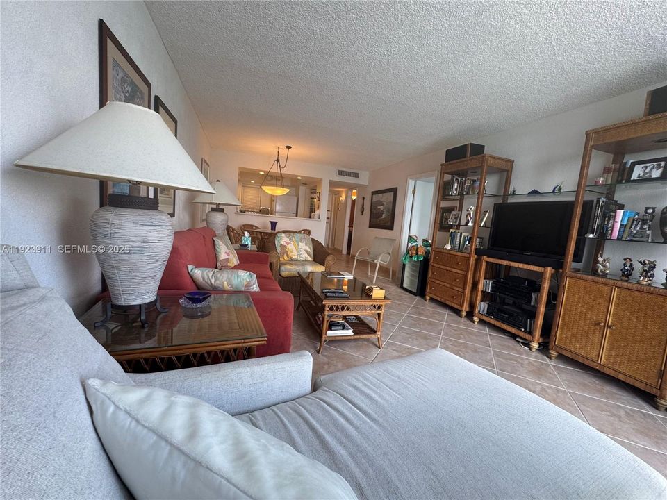 For Sale: $530,000 (1 beds, 1 baths, 820 Square Feet)