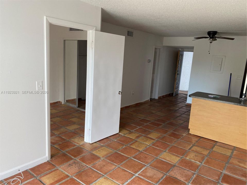For Sale: $155,000 (1 beds, 1 baths, 560 Square Feet)