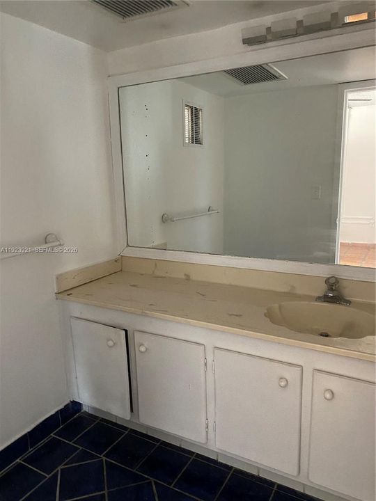 For Sale: $155,000 (1 beds, 1 baths, 560 Square Feet)