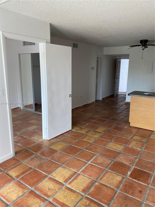 For Sale: $155,000 (1 beds, 1 baths, 560 Square Feet)