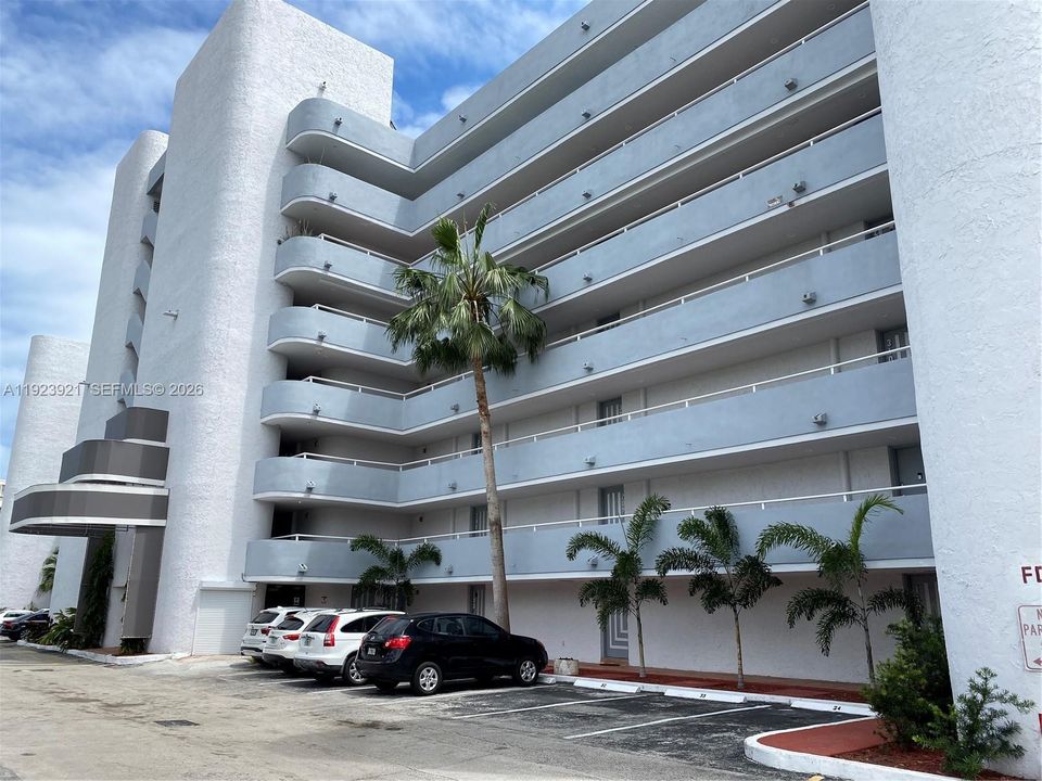 For Sale: $155,000 (1 beds, 1 baths, 560 Square Feet)