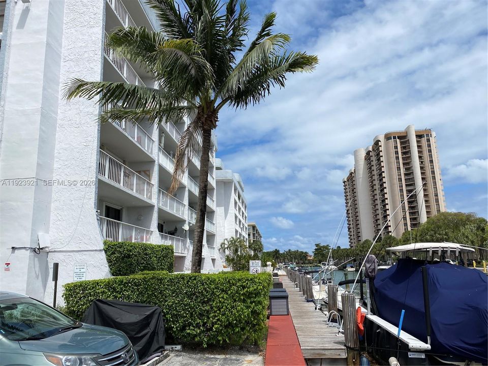 For Sale: $155,000 (1 beds, 1 baths, 560 Square Feet)