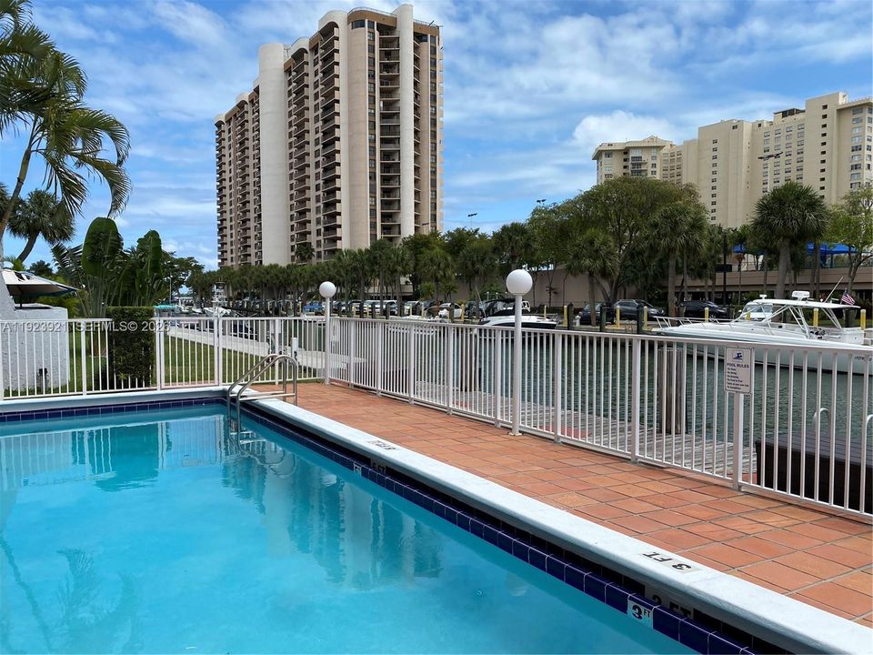 For Sale: $155,000 (1 beds, 1 baths, 560 Square Feet)