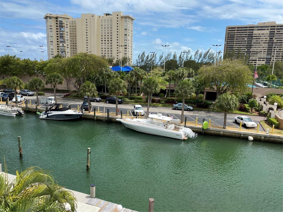 For Sale: $155,000 (1 beds, 1 baths, 560 Square Feet)