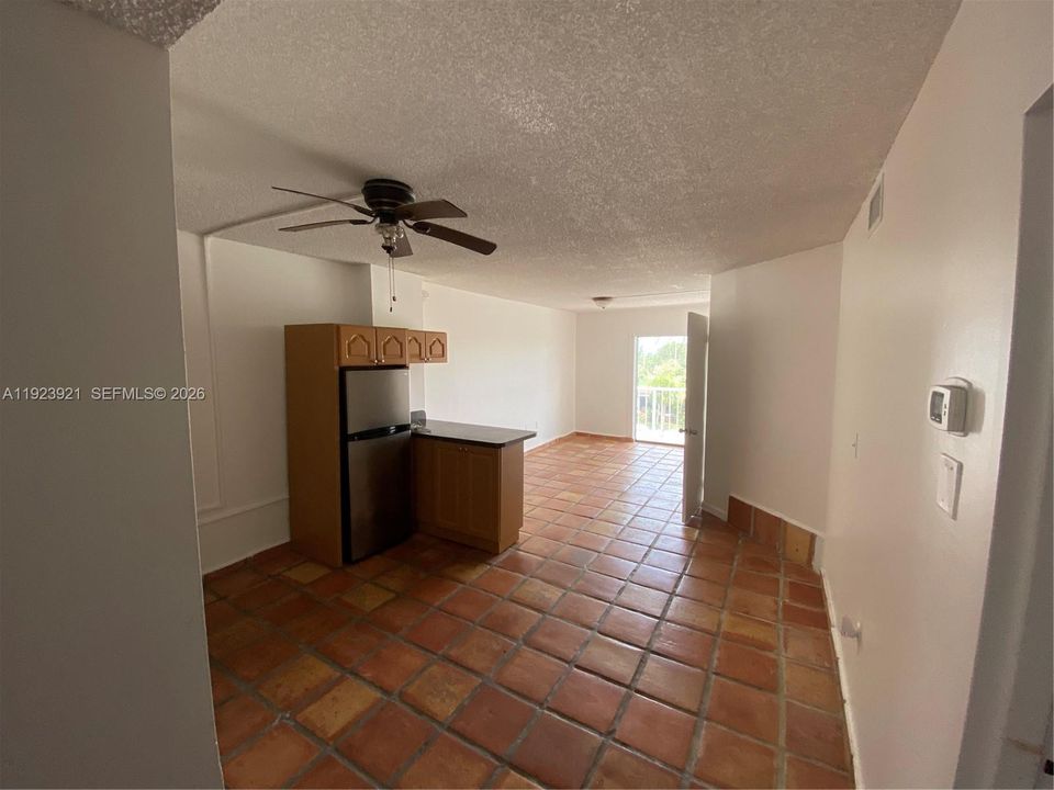 For Sale: $155,000 (1 beds, 1 baths, 560 Square Feet)