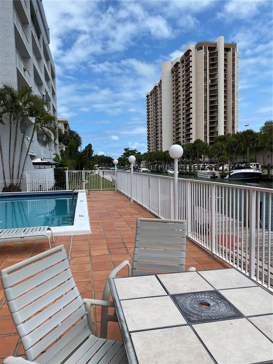 For Sale: $155,000 (1 beds, 1 baths, 560 Square Feet)
