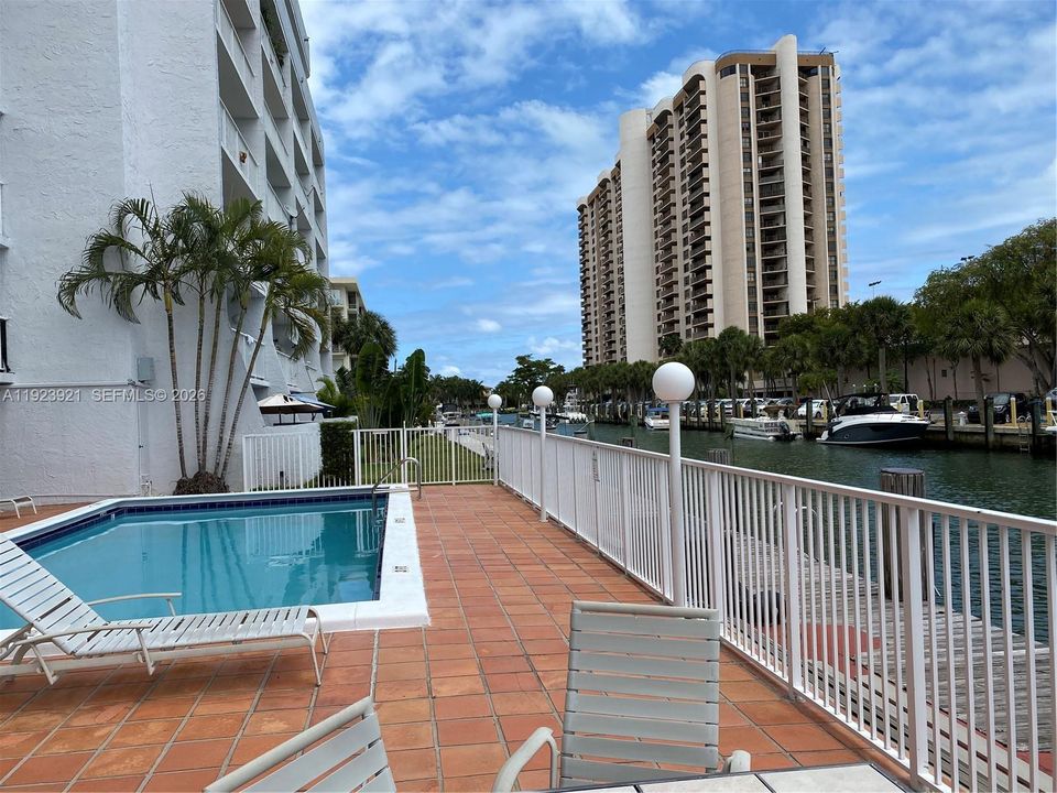 For Sale: $155,000 (1 beds, 1 baths, 560 Square Feet)
