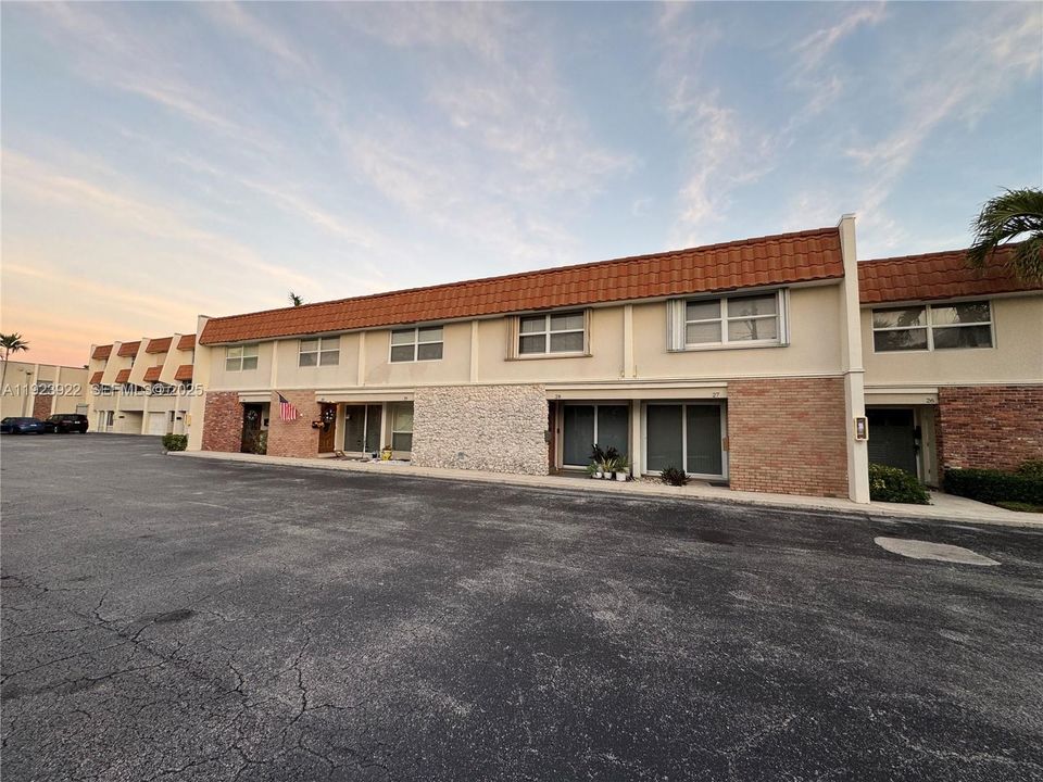 出租: $3,800 (2 贝兹, 2 浴室, 1500 平方英尺)