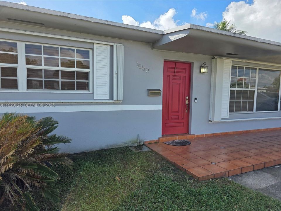 For Rent: $3,250 (3 beds, 1 baths, 1361 Square Feet)