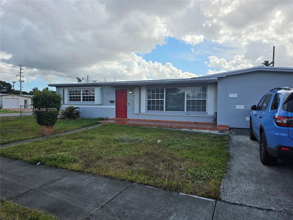 For Rent: $3,250 (3 beds, 1 baths, 1361 Square Feet)