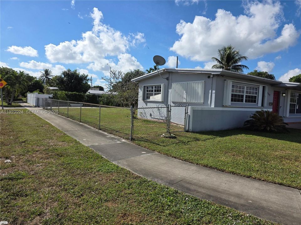 For Rent: $3,250 (3 beds, 1 baths, 1361 Square Feet)