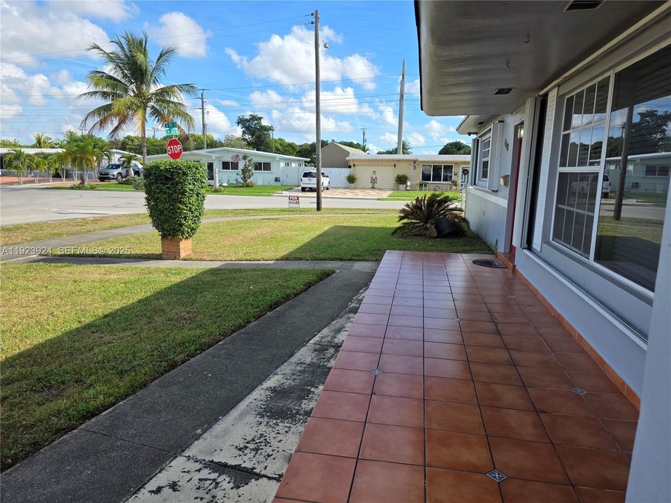 For Rent: $3,250 (3 beds, 1 baths, 1361 Square Feet)