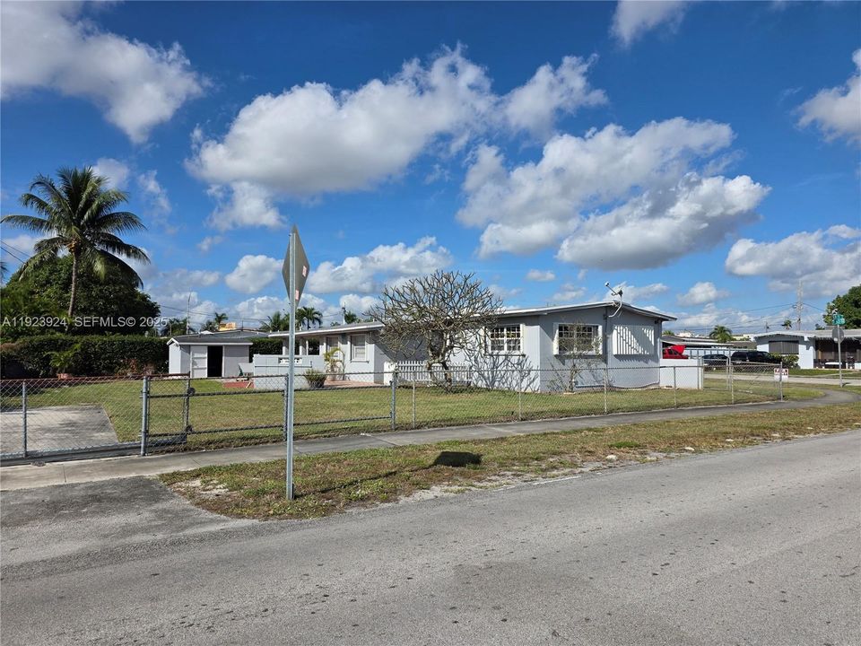 For Rent: $3,250 (3 beds, 1 baths, 1361 Square Feet)