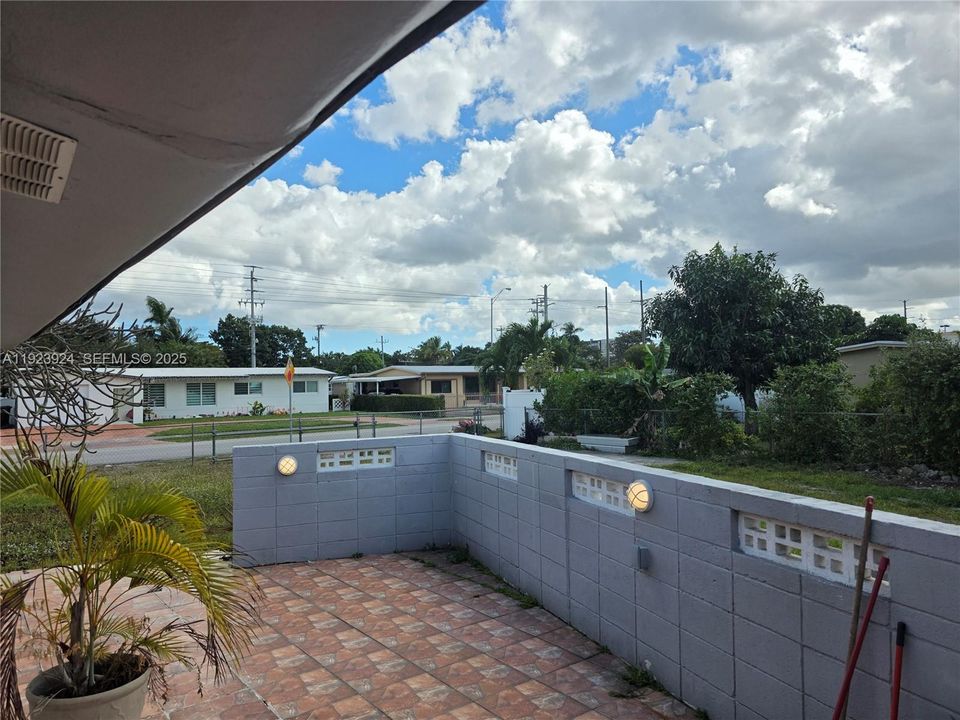 For Rent: $3,250 (3 beds, 1 baths, 1361 Square Feet)