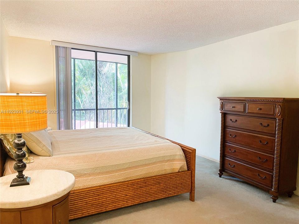 待售: $239,000 (1 贝兹, 1 浴室, 895 平方英尺)