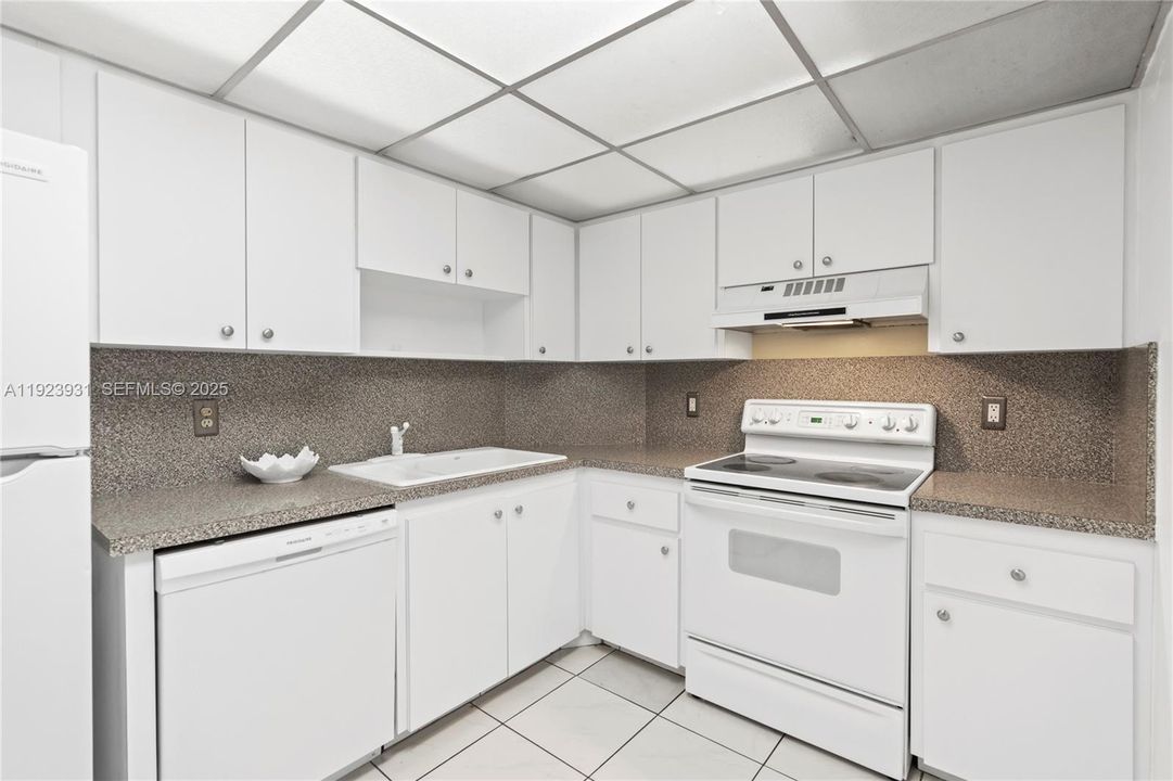 待售: $239,000 (1 贝兹, 1 浴室, 895 平方英尺)