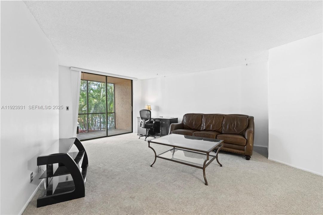 待售: $239,000 (1 贝兹, 1 浴室, 895 平方英尺)