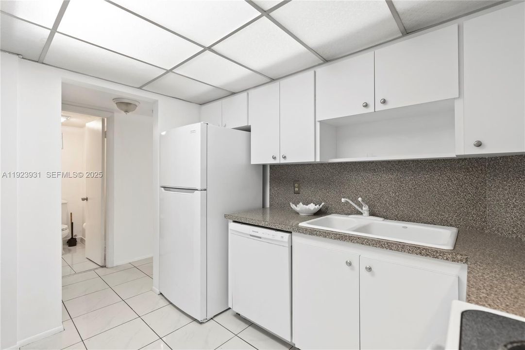 待售: $239,000 (1 贝兹, 1 浴室, 895 平方英尺)