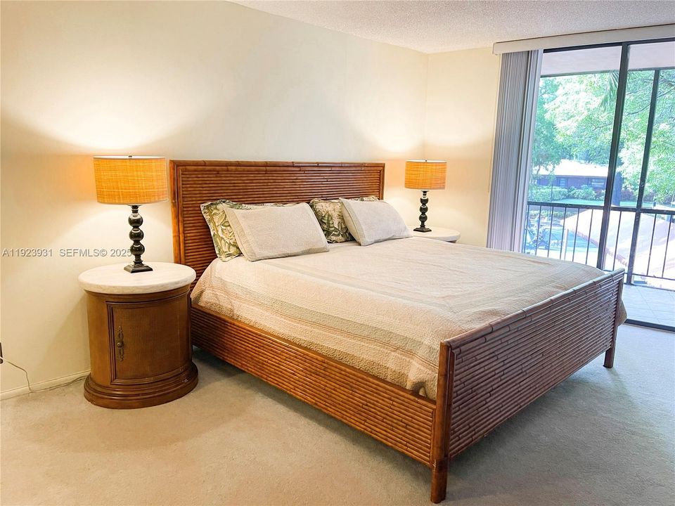 待售: $239,000 (1 贝兹, 1 浴室, 895 平方英尺)