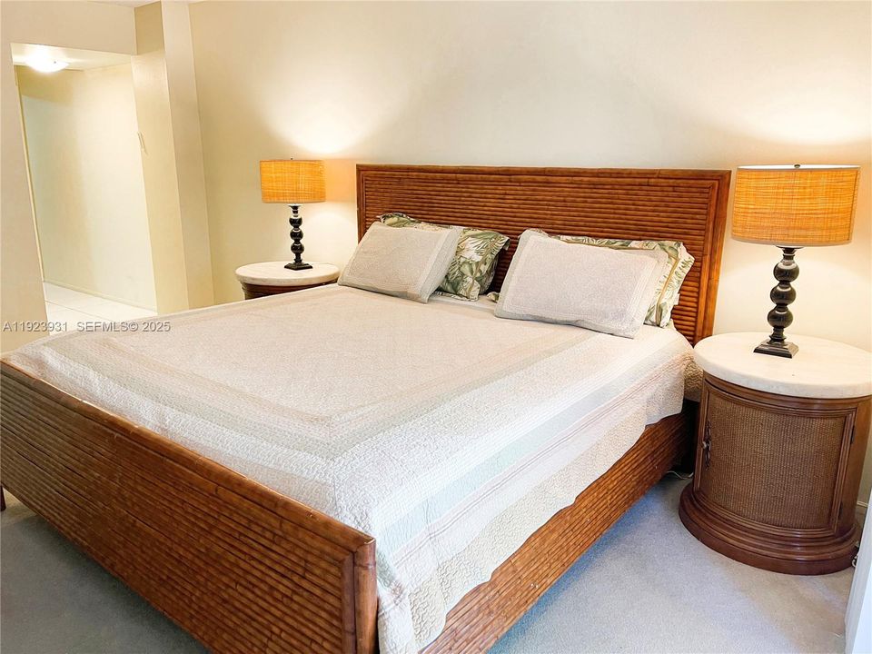 待售: $239,000 (1 贝兹, 1 浴室, 895 平方英尺)