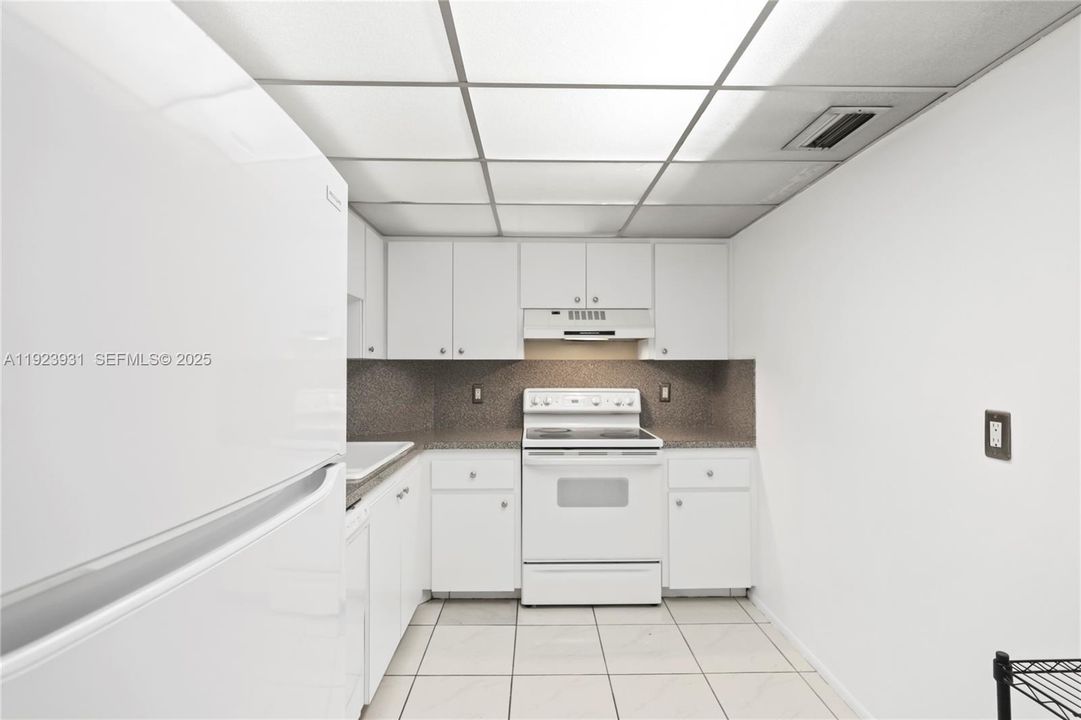 待售: $239,000 (1 贝兹, 1 浴室, 895 平方英尺)